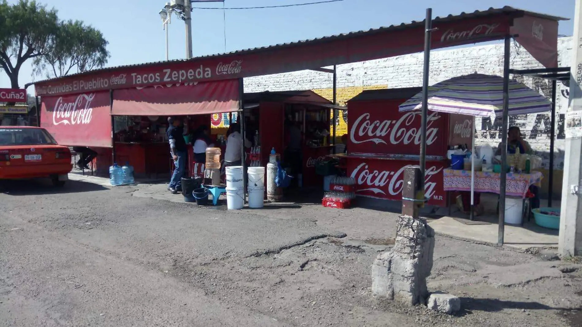 Estanquillos comerciales cercanos al puente de la autopista federal 57 que cruza por el